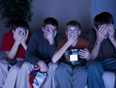 5 θετικές αλλαγές που συμβαίνουν στο σώμα μας όταν βλέπουμε ταινίες τρόμου